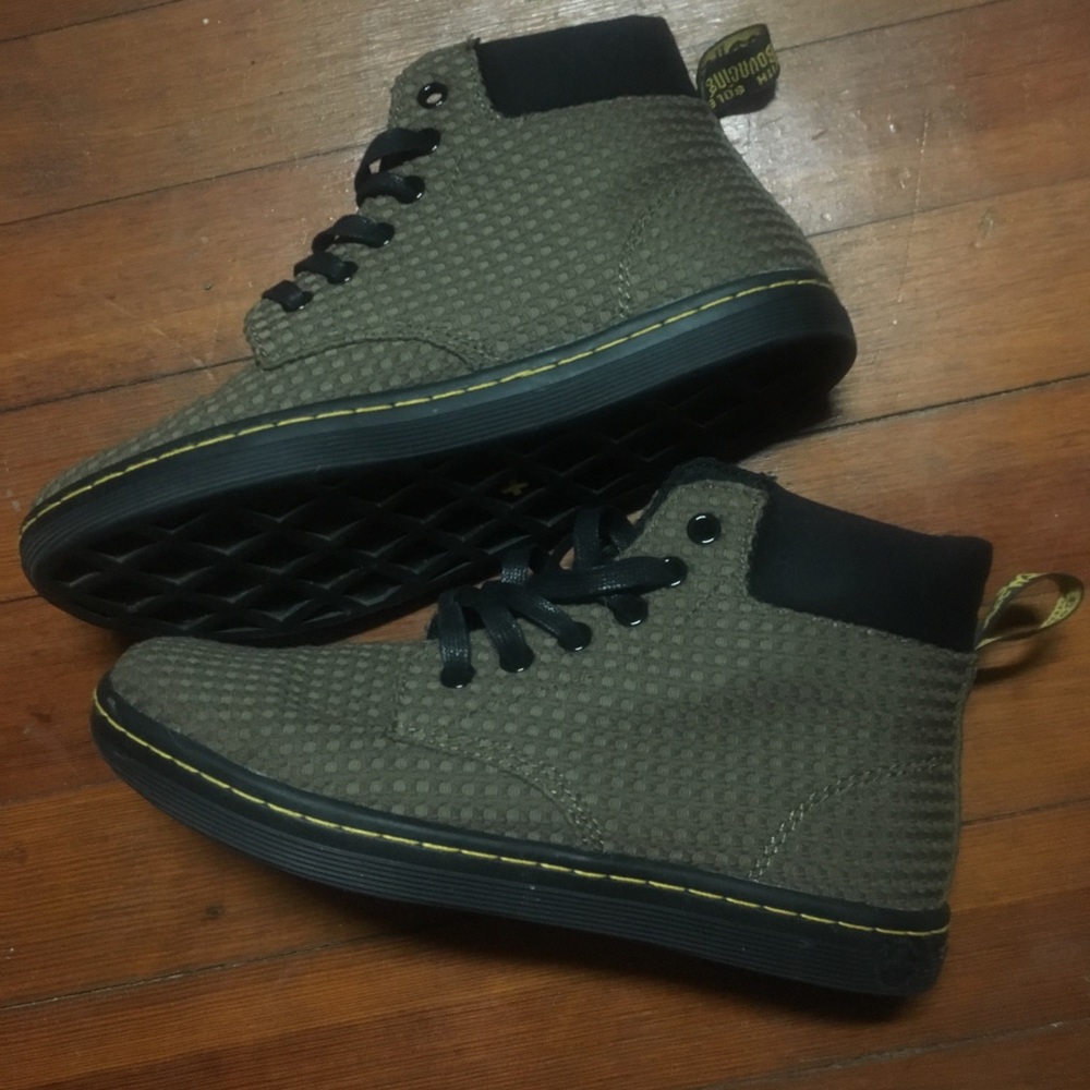 Size 6.5 air wave dr. Martens